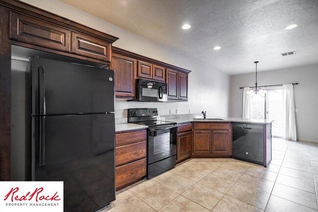 Building Photo - 3 Bedroom Townhome in Buena Vista Community
