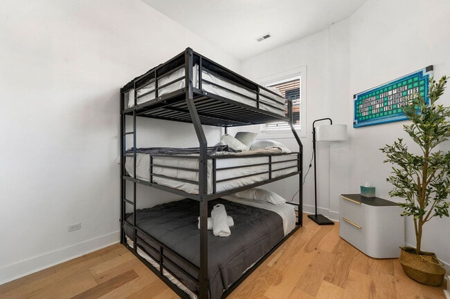 Building Photo - 1941 W Augusta Blvd