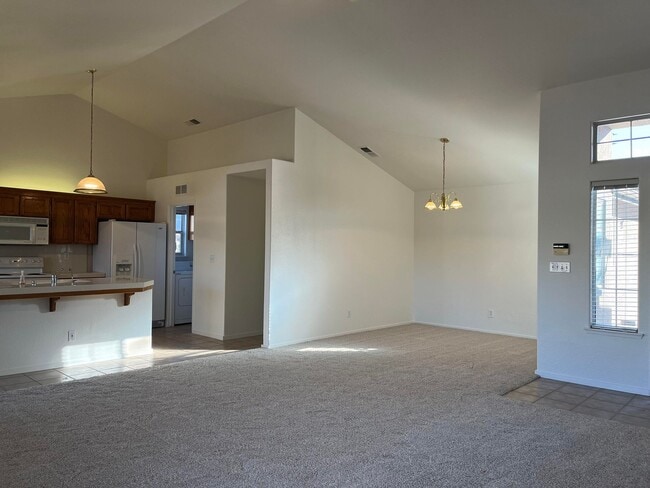 Building Photo - 686 Millbrook St