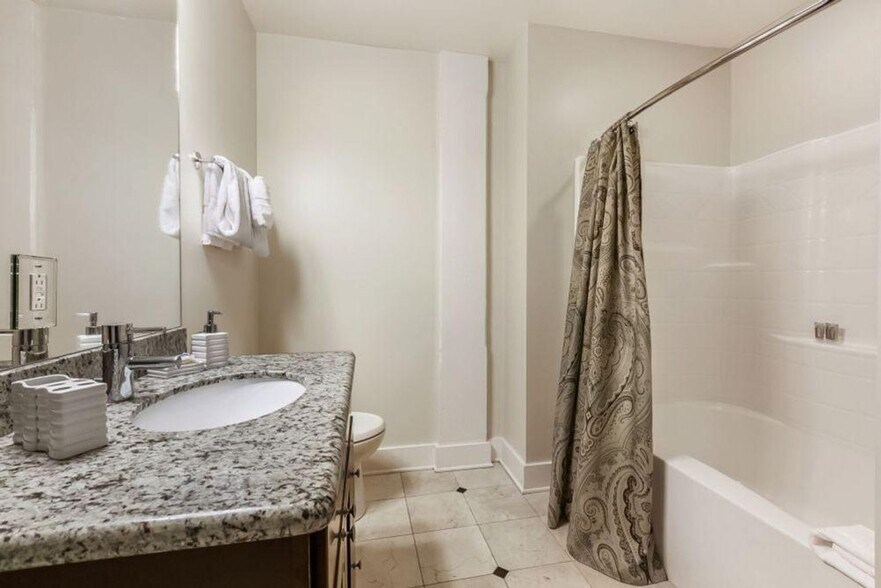 Building Photo - 201 Magazine St