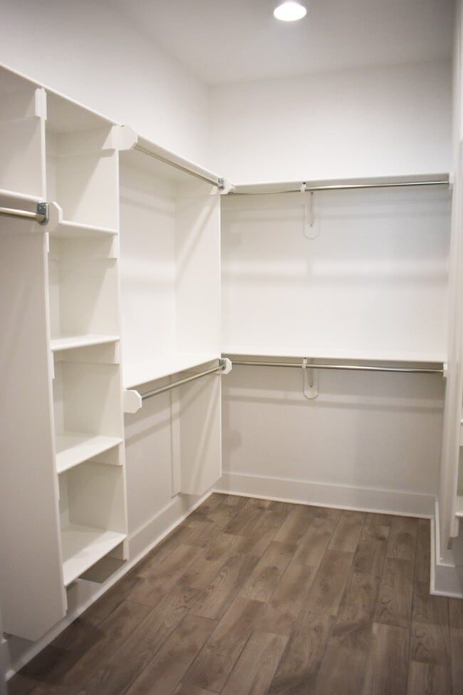 Building Photo - Luxurious 4 Bedroom 2.5 Bathroom in the Heart of Fayetteville, Arkansas!!