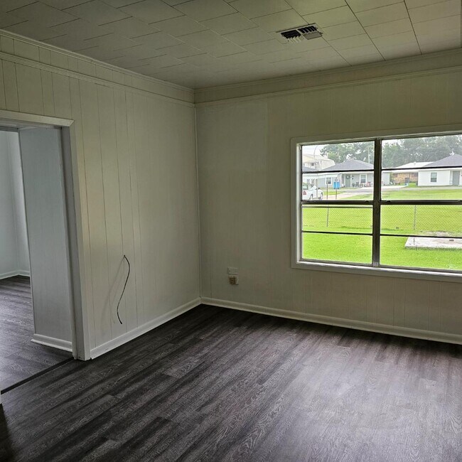 Building Photo - 611 Willow St