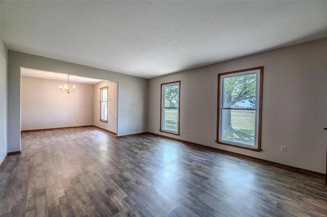 Building Photo - 3 Bedroom 2 Bathroom Home & 21 Acre Lot for rent.