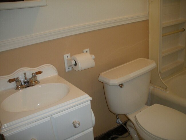 Building Photo - 2 Bdrm / 1 Bath Brick Cottage Kingsport, TN