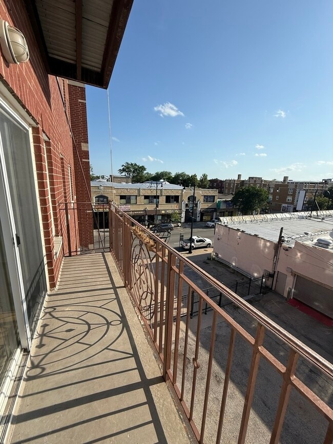 Building Photo - 3000 W Lawrence Ave