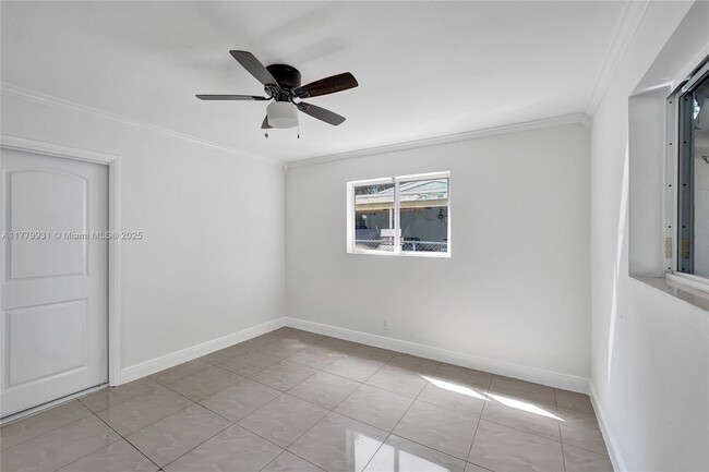 Building Photo - 924 N 30th Rd