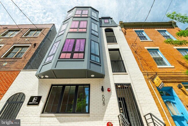 Building Photo - 608 S American St