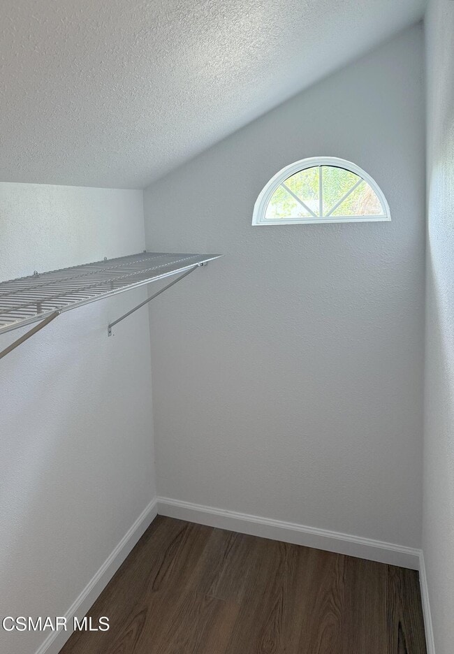 Building Photo - 1391 E Hillcrest Dr