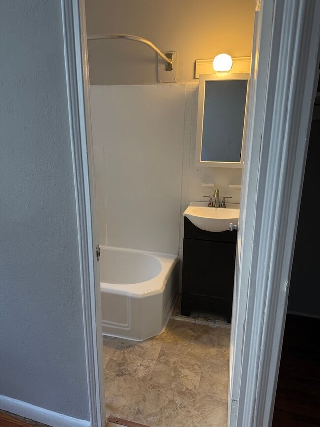 Building Photo - Studio, 1 bathroom apartment ready for mov...