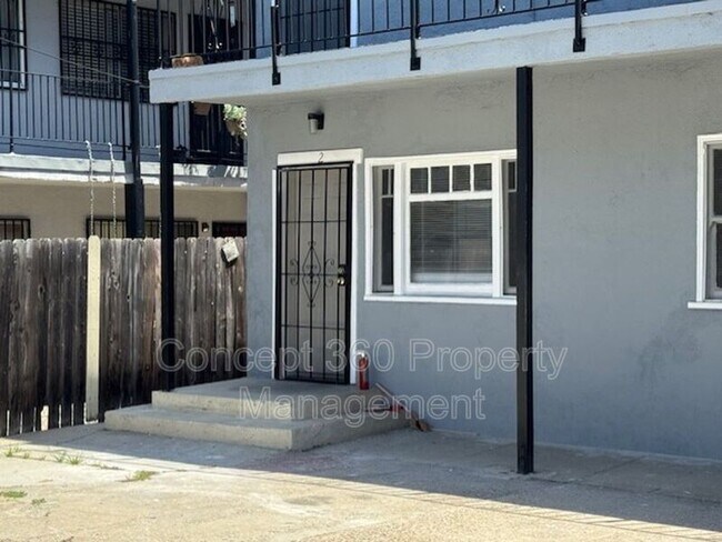 Building Photo - 758 Cerritos Ave
