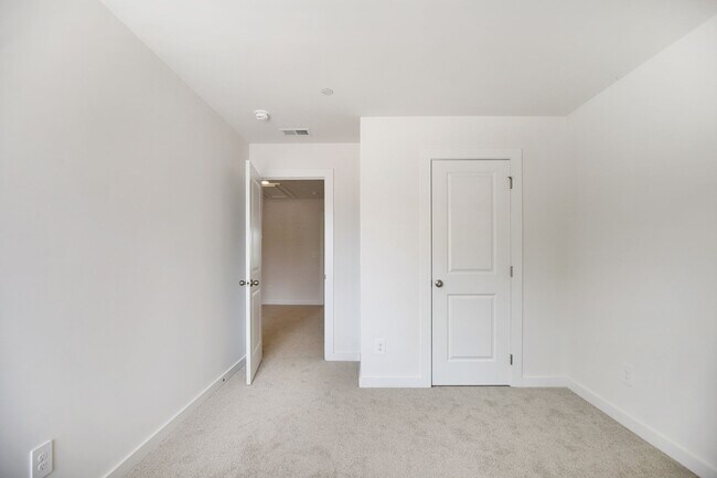 Building Photo - 7167 Cedarcrest Ct