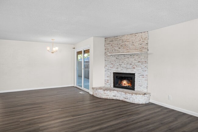 Building Photo - 2077 Hill Way