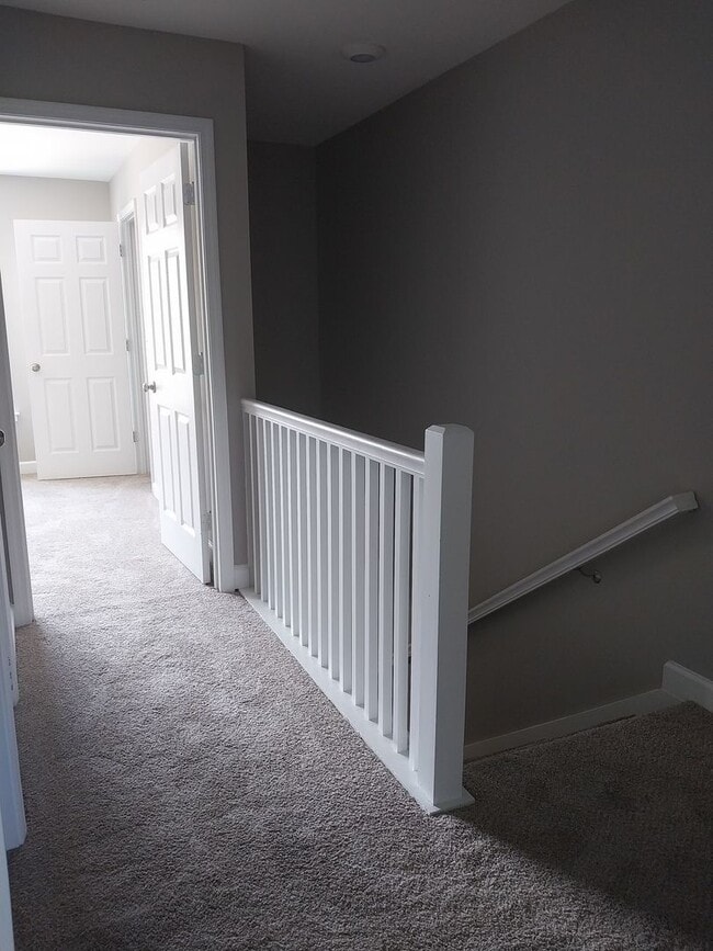 Building Photo - Gorgeous 3 Bedroom 2 Bath Townhome