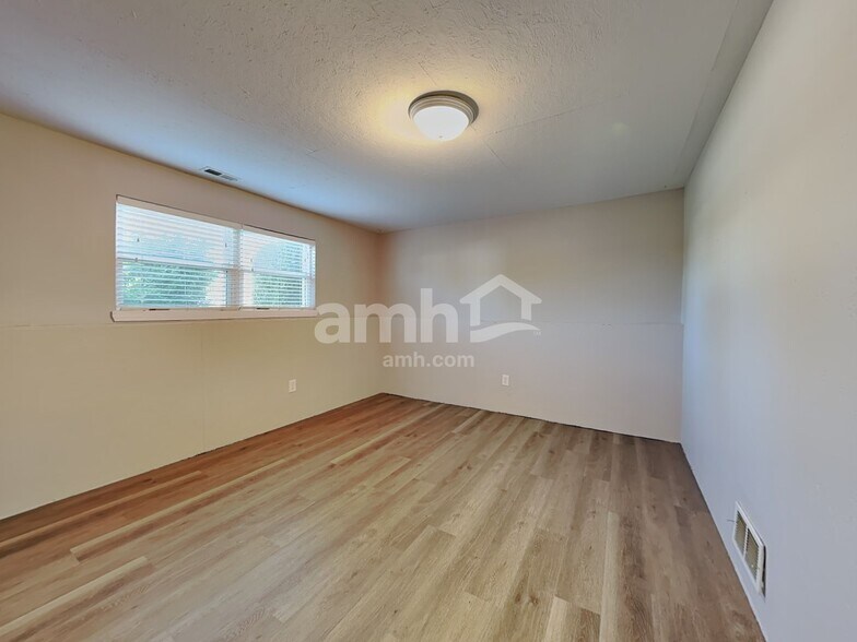 Building Photo - 5925 Bluegrass Trl