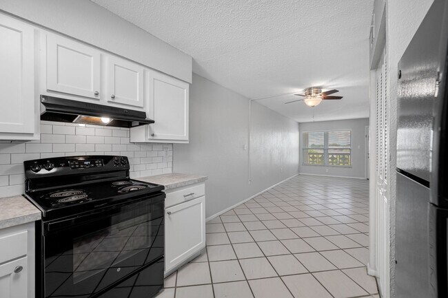 Building Photo - Spacious 2 Bed-1Bath apartment with Pool!