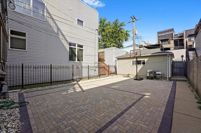 Building Photo - 1516 W Nelson St