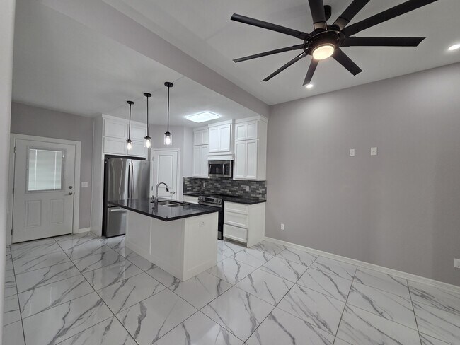 Building Photo - 1610 W B St