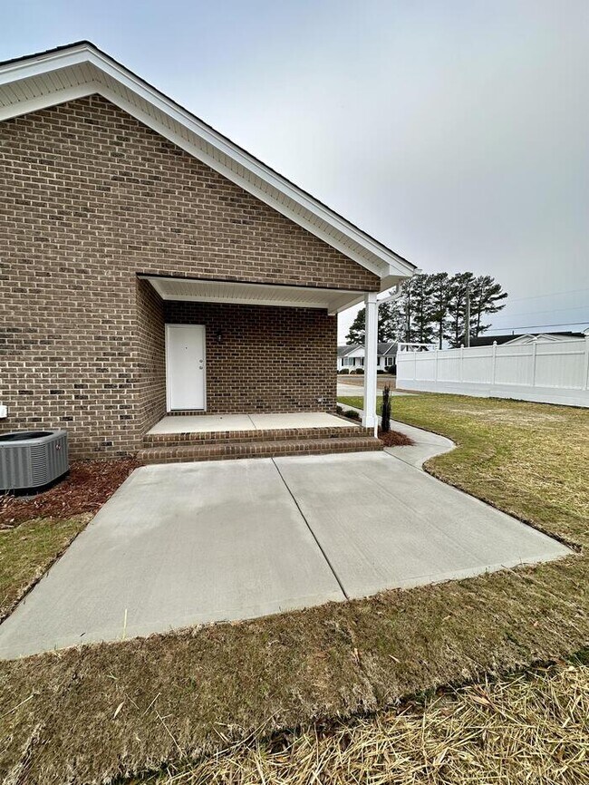 Building Photo - 708 W Parrish Dr