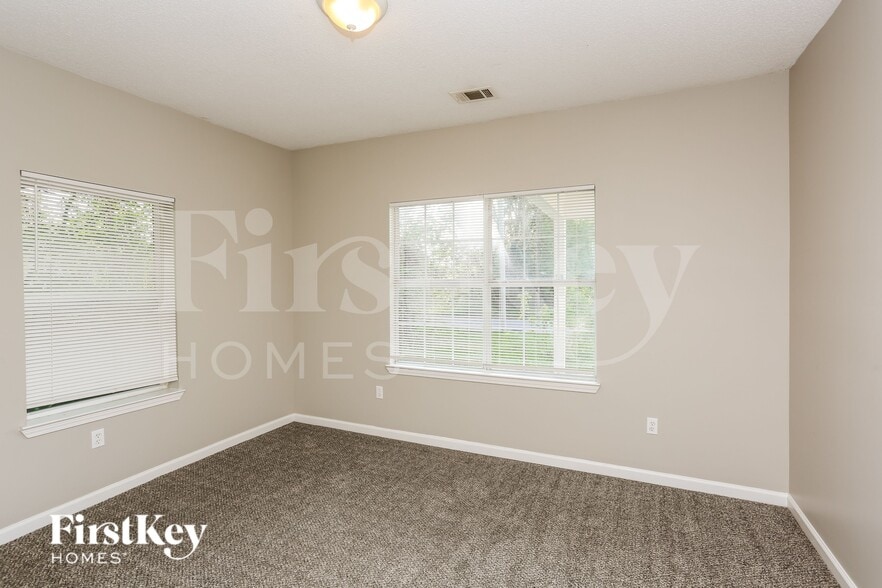 Building Photo - 690 N Willett St