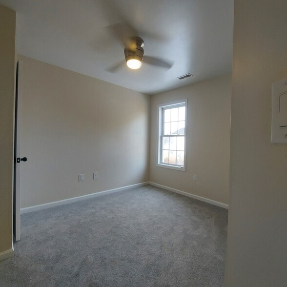 Building Photo - 102 Kadies Ln