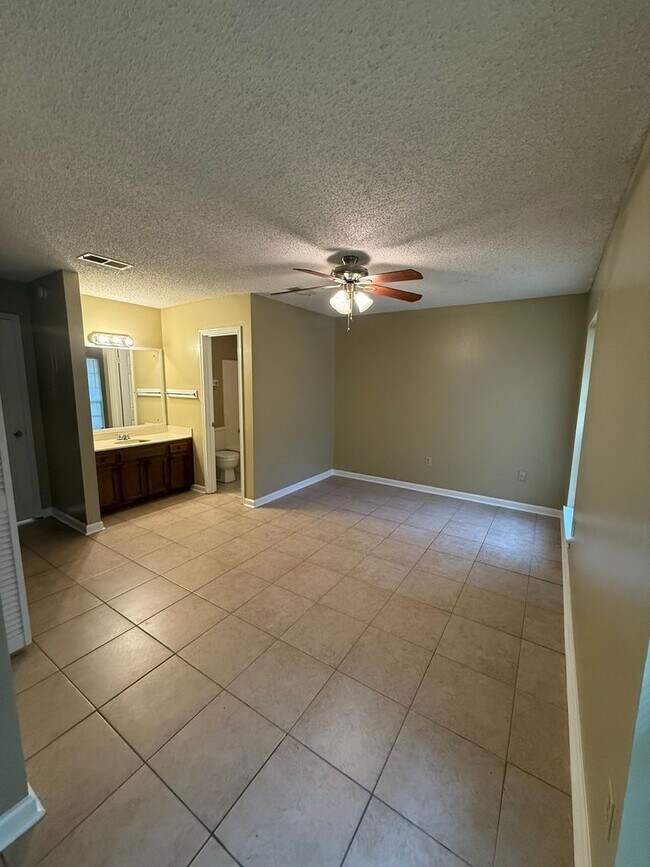 Building Photo - 1126-1128 Willow Creek Dr