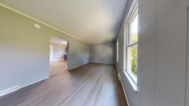 Building Photo - Small bungalow with updates!
