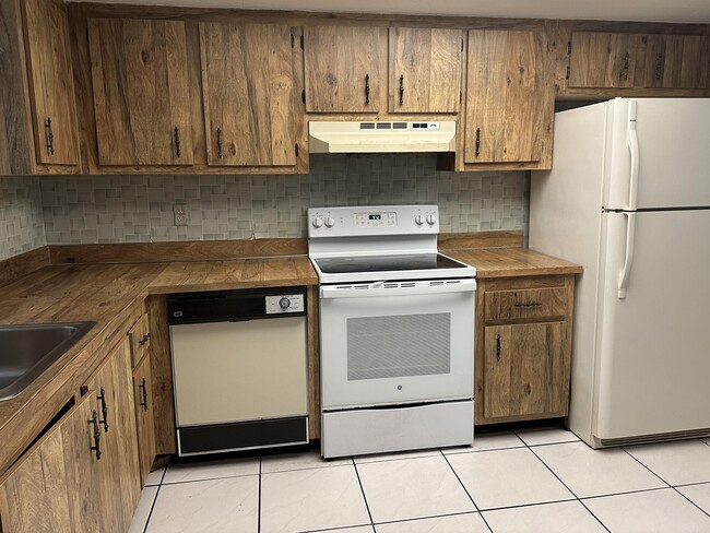 Building Photo - 6049 Olivewood Cir