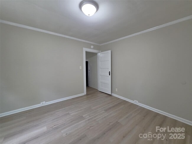 Building Photo - 1417 Oakshade Ave