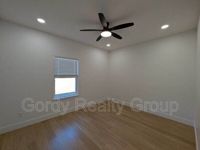 Building Photo - 2984 Russ St