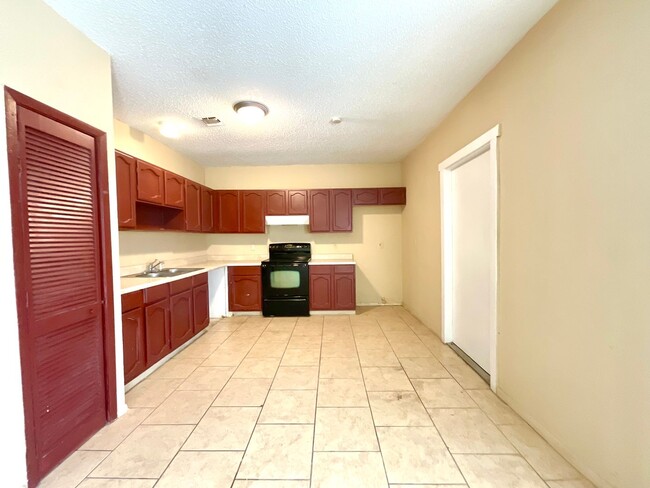 Building Photo - **APPLICATION RECEIVED** AVAILABLE NOW! 2 Bedroom / 1 Bath Home Near Randolph AFB!