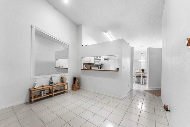Building Photo - 8084 Summer Shores Dr