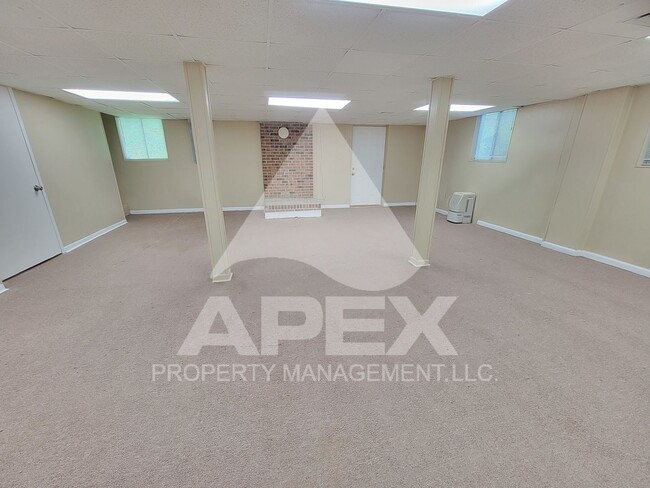 Building Photo - Spacious 3-Bd 2 BA Single Family home w/ B...