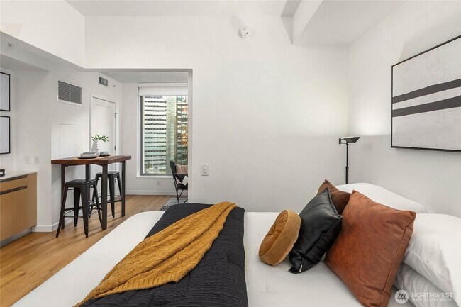 Building Photo - Downtown Luxury 1BR Condo with Sweeping Vi...
