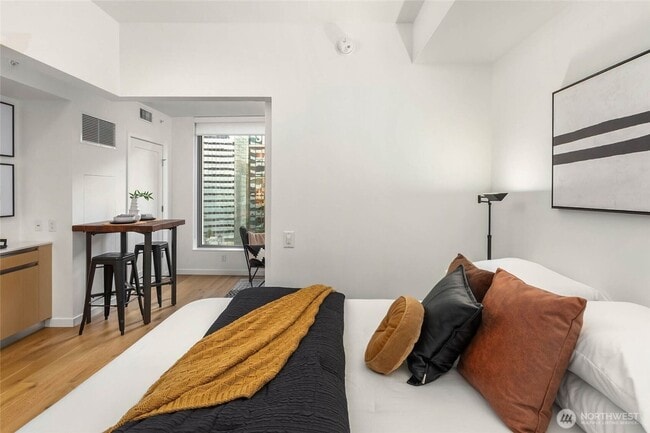 Building Photo - Seattle - Modern 1-Bedroom Condo with Stun...