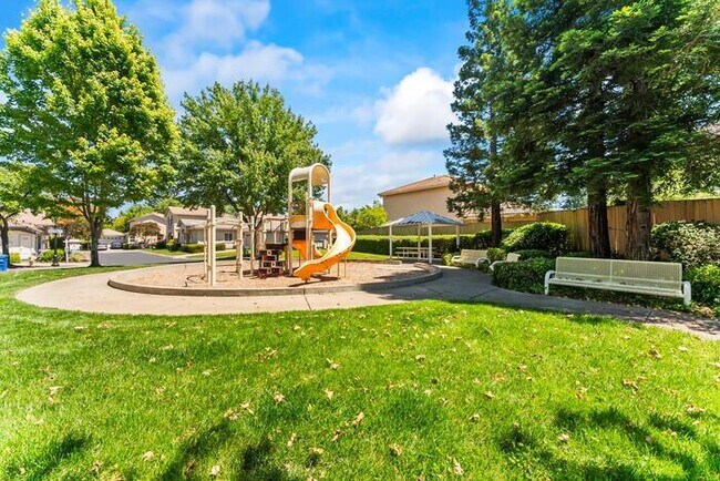 Building Photo - Beautiful 3 Bedroom 2 Bathroom in Gated Community of Folsom, CA!