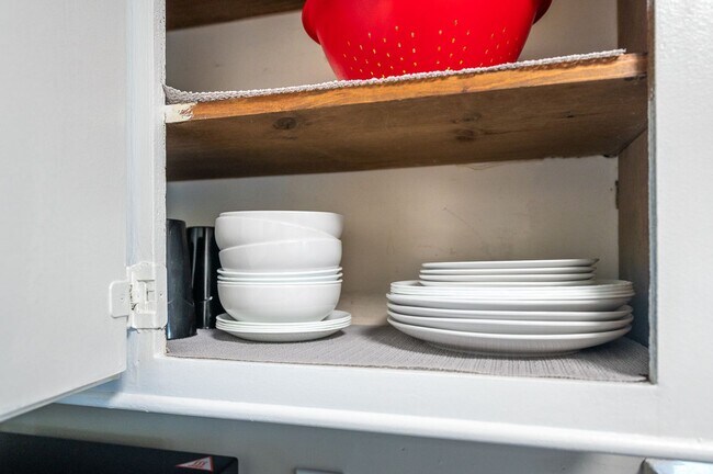 Building Photo - Charming and Spacious Home