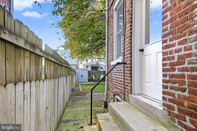 Building Photo - 624 St Joseph St