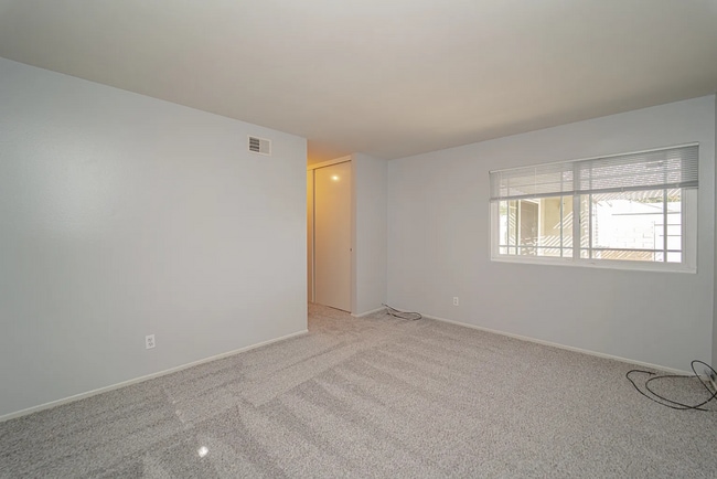 Building Photo - Beautiful 4 Bd Townhouse