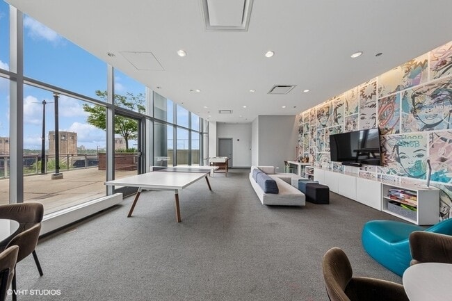 Building Photo - 450 E Waterside Dr