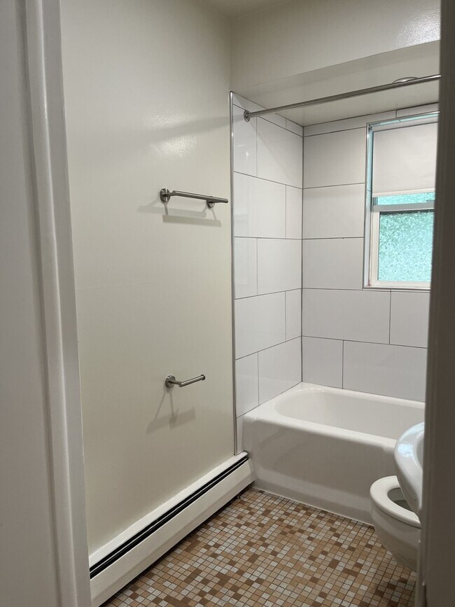 Building Photo - 209 W Maple Ave