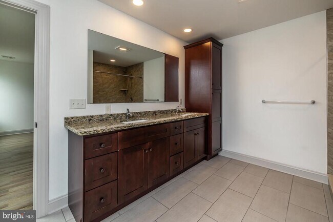 Building Photo - 411 James St