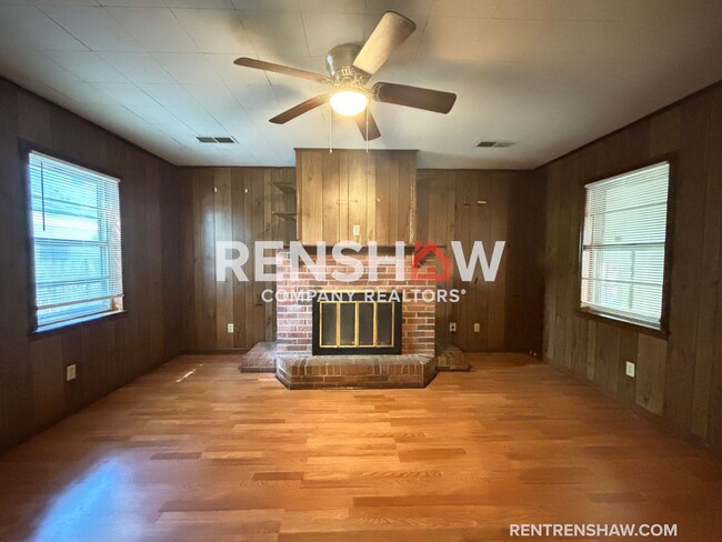 Building Photo - Move In Ready 2 Bed / 1 Bath - Dont Miss O...