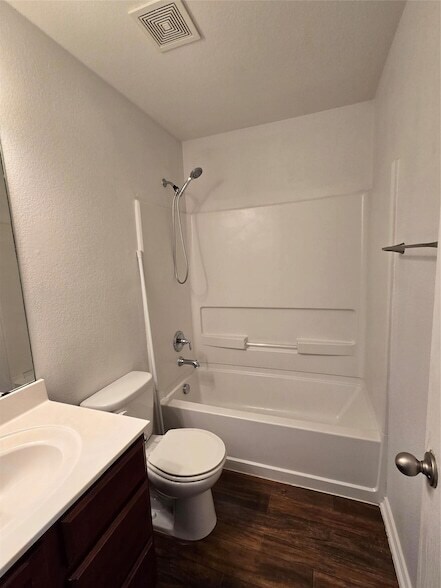 Building Photo - 1124 Hyde Park Dr