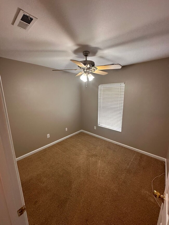 Building Photo - North Raleigh Location! End-Unit Townhouse...