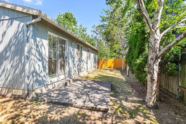 Building Photo - Secluded 3 bedroom 2 bath home close to Wo...