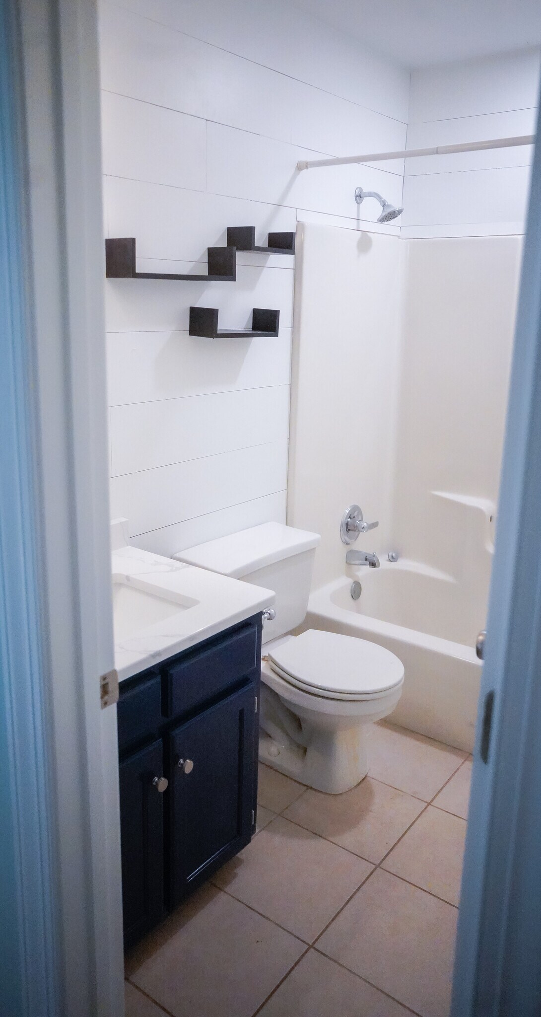 Secondary bathroom - 3801 Lake Point Cir