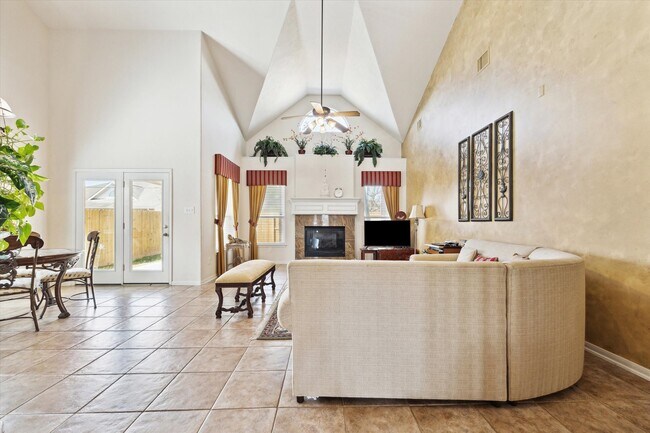 Building Photo - 2088 Silverthorn Ln