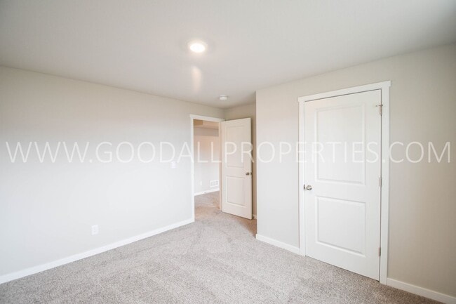 Building Photo - 4 Bedroom 3 Bath Ranch Finished Basement i...