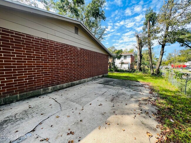 Building Photo - 3638 Lionell St