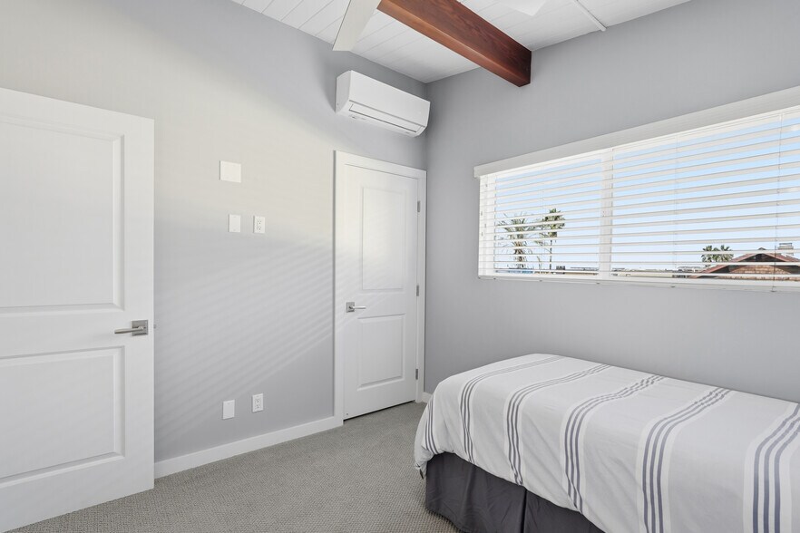 Building Photo - 116 5th Pl